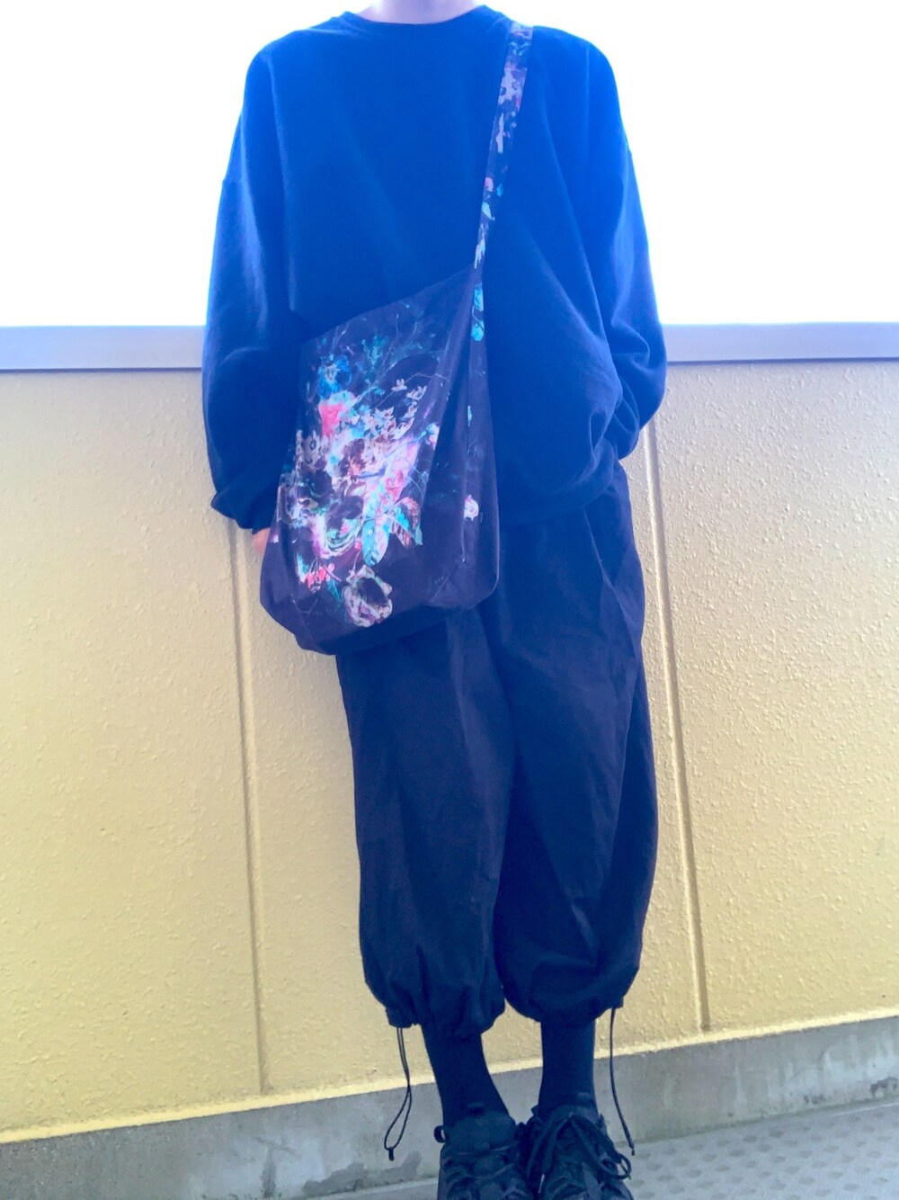 「オーバーサイズ、ブラック、モード、大人カジュアル、今日のコーデ、秋のコーデ、モノトーン、ootd、ダッドスニーカー、黒」｜「MEMENTISMのオーバーサイズプルオーバースウェット ビッグシルエットスウェット（スウェット、ブラック系）」を使った、     ととととさん（メンズ・173cm）の秋コーディネートの1枚目の写真