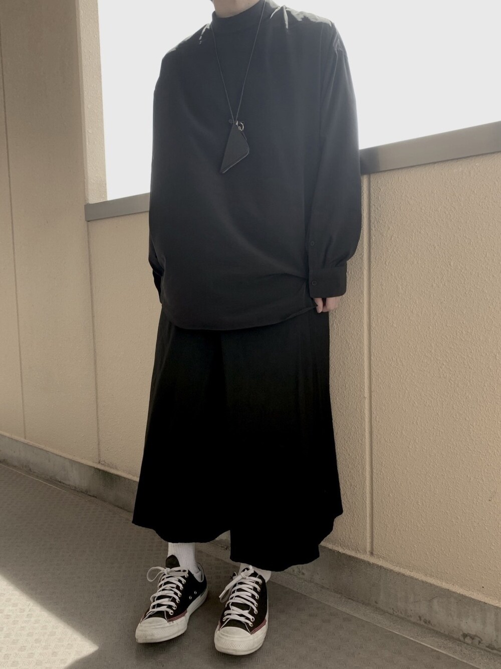 「ブラック、モード、ootd、ビッグシルエット、キレイめ、ワイドパンツ、シンプル、春コーデ、黒、モノトーン」｜「LAD MUSICIANのアイテム（シャツ/ブラウス、ブラック系）」を使った、     ととととさん（メンズ・173cm）の春コーディネートの1枚目の写真