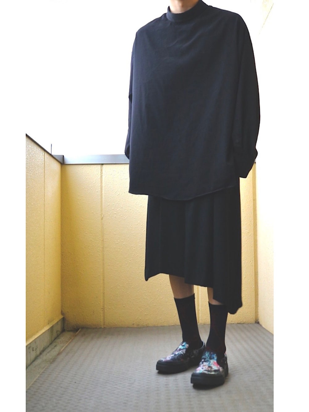 「ootd、モード、モノトーン、ブラック、オーバーサイズ、カジュアルコーデ、きれいめカジュアル、シンプル、黒、ワイドパンツ」｜「LAD MUSICIANのアイテム（シャツ/ブラウス、ブラック系）」を使った、     ととととさん（メンズ・173cm）の秋コーディネートの1枚目の写真
