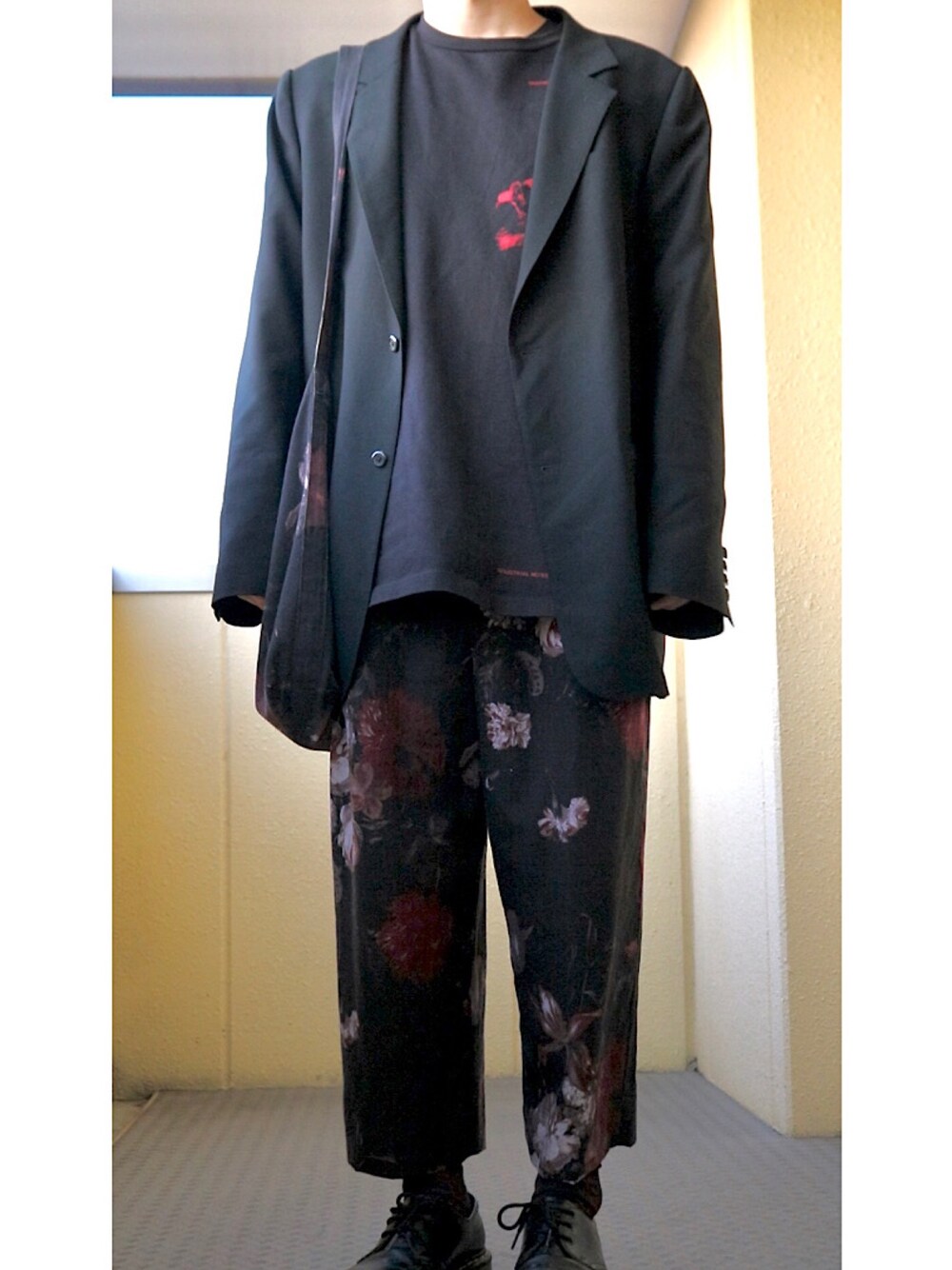 「ootd、モード、黒、ブラック、きれいめカジュアル、キレイめ、モノトーン、ワイドパンツ、ビッグシルエット、秋コーデ」｜「LAD MUSICIANのアイテム（Tシャツ/カットソー、ブラック系）」を使った、     ととととさん（メンズ・173cm）の秋コーディネートの1枚目の写真