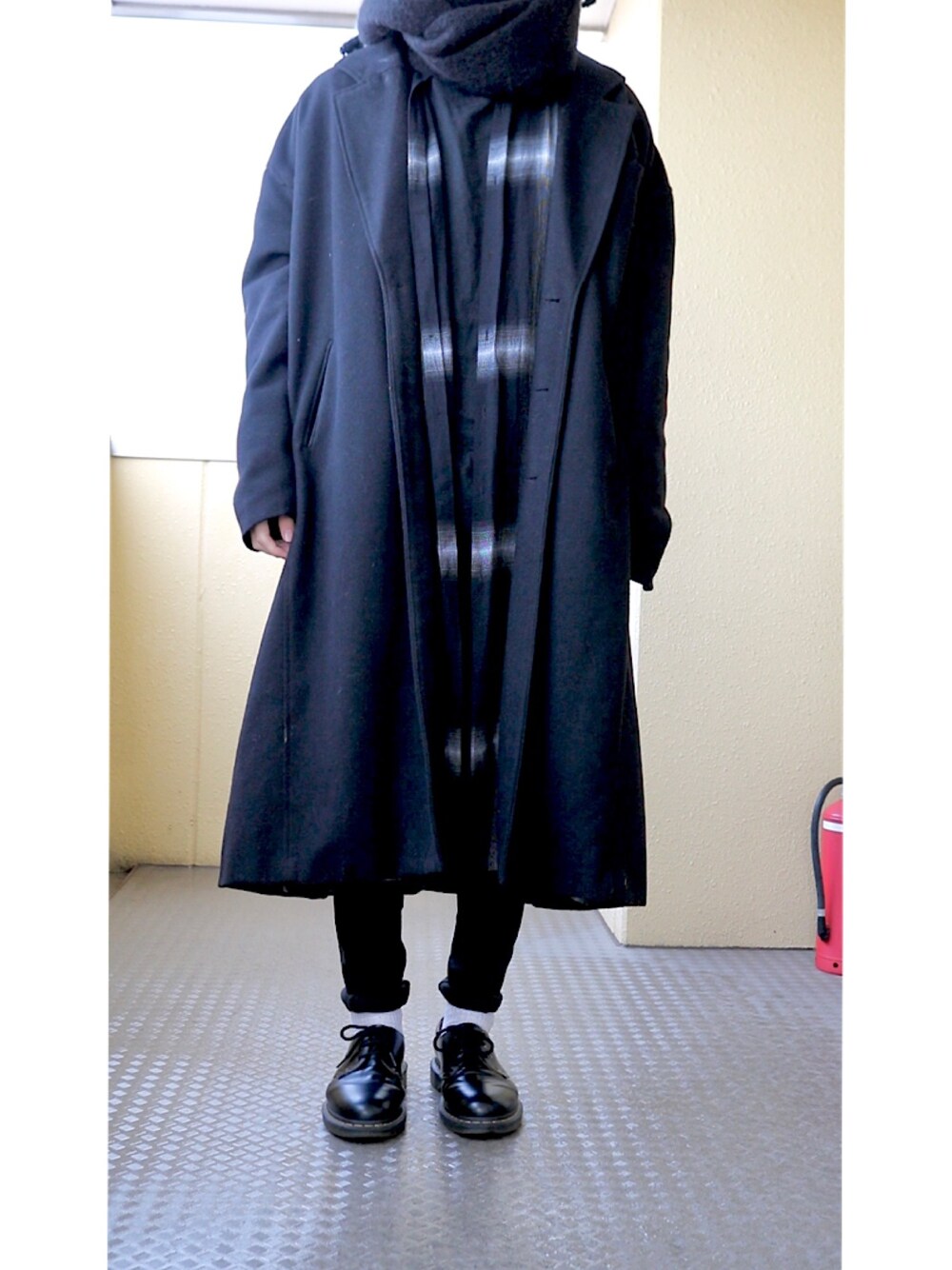 「ootd、モード、ビッグシルエット、冬コーデ、モノトーン、黒、スキニー、オールブラック、きれいめカジュアル、オトナカジュアル」｜「LAD MUSICIANのアイテム（シャツ/ブラウス、ブラック系）」を使った、     ととととさん（メンズ・173cm）の冬コーディネートの1枚目の写真