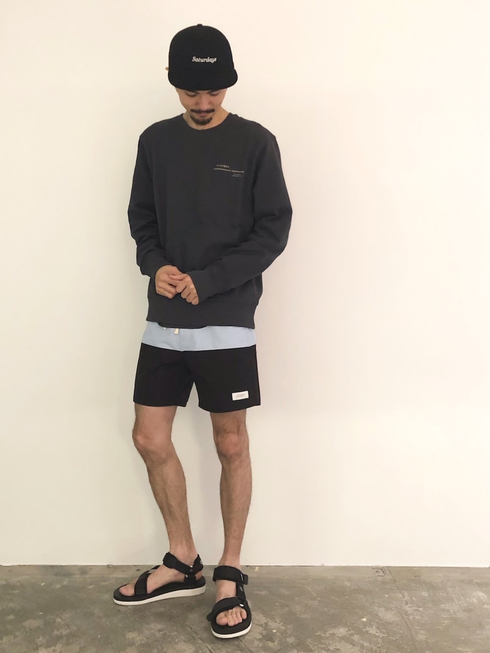 「SATURDAYS NYC、カジュアル、休日スタイル、アウトドアスタイル、夏コーデ、トレーナー、サンダル」｜「Saturdays NYCのRich Saturdays Italic Hat（キャップ、ブラック系）」を使った、Kaiさん（メンズ・174cm）の夏コーディネートの1枚目の写真