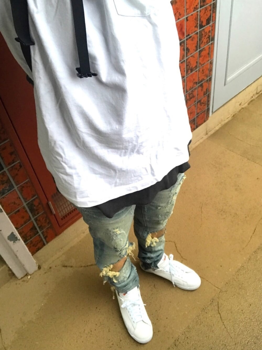 「nike fragment、sneaker、fragmentdesign、mnml」｜「UNIQLOのカウズ×ピーナッツグラフィックT（半袖）（Tシャツ/カットソー、ホワイト系）」を使った、ちゃぴおさん（メンズ・169cm）の秋コーディネートの1枚目の写真