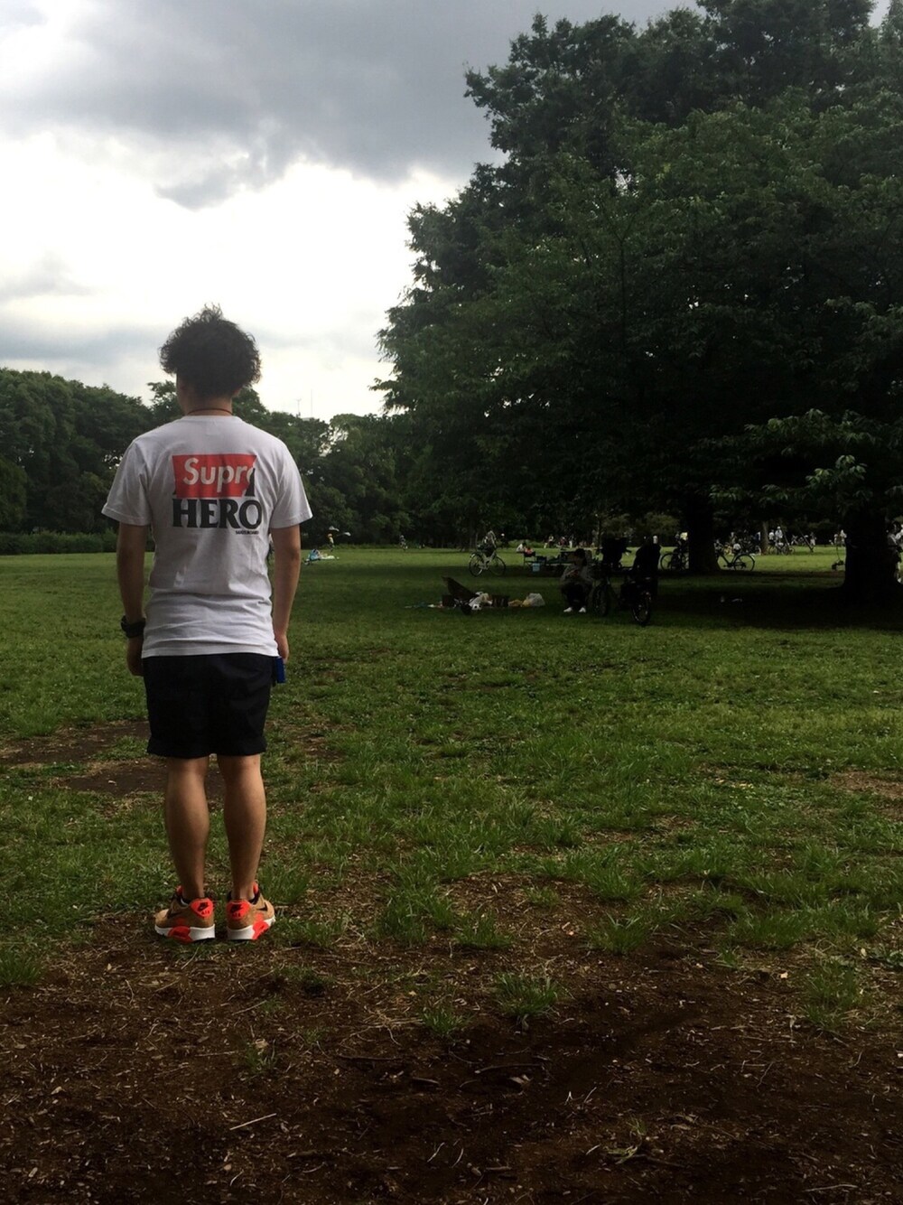 「NIKE、supreme、AIRMAX90、fragmentdesign、ドラフトナイキ、ナイキ」｜「Supreme のアイテム（Tシャツ/カットソー、ホワイト系）」を使った、ちゃぴおさん（メンズ・169cm）の夏コーディネートの1枚目の写真