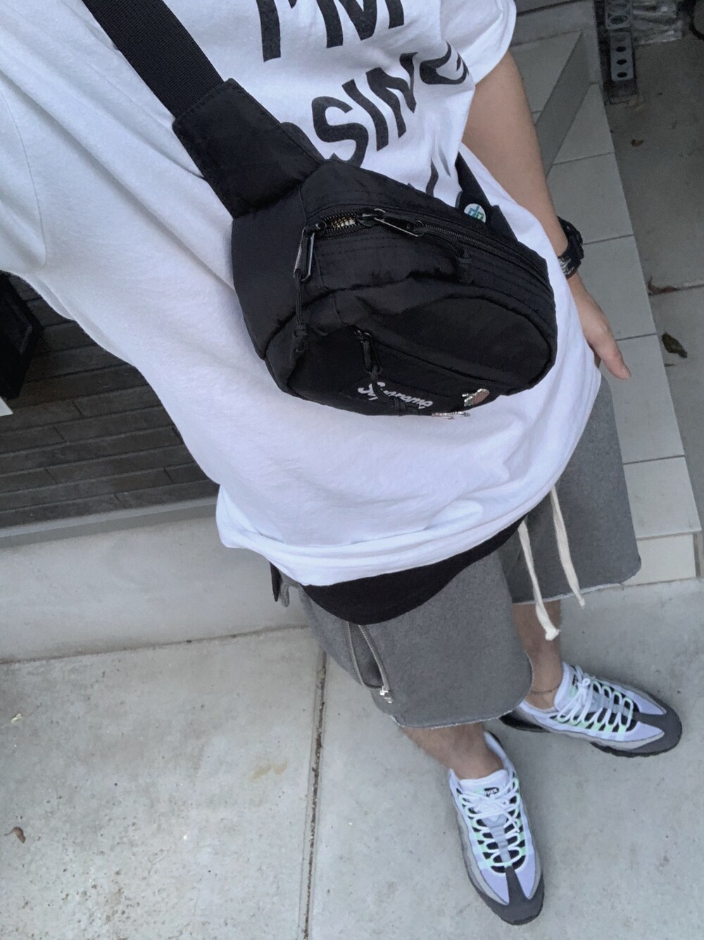 「mnml、NIKE、airmax95、supreme、G-SHOCK」｜「mnmlのアイテム（その他パンツ、グレー系）」を使った、ちゃぴおさん（メンズ・169cm）の夏コーディネートの1枚目の写真