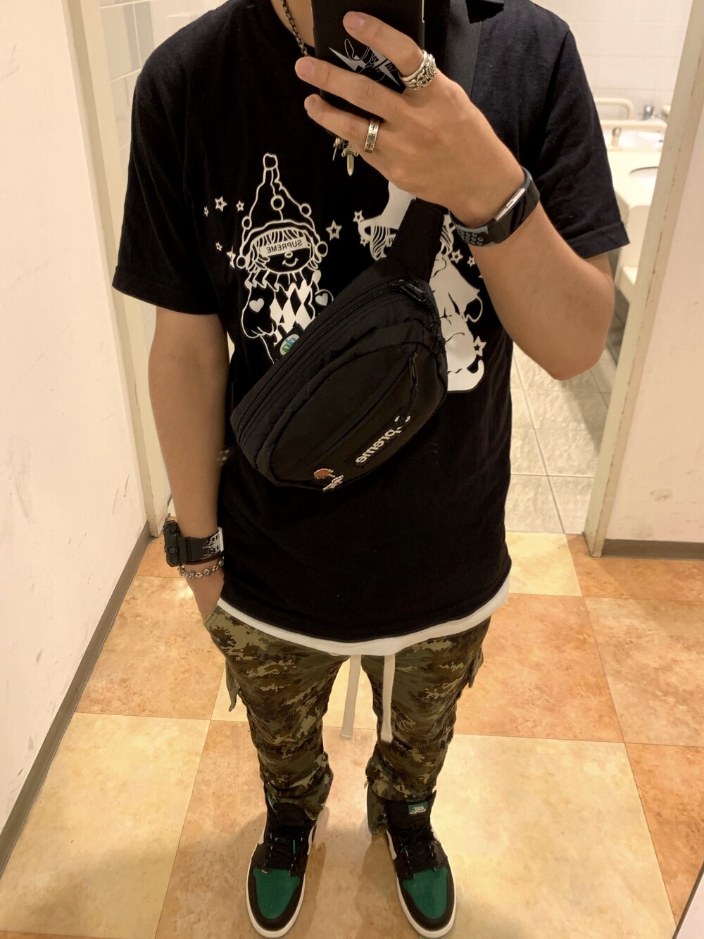 「supreme、Chrome Hearts」｜「Supreme のアイテム（ボディバッグ/ウエストポーチ、ブラック系）」を使った、ちゃぴおさん（メンズ・170cm）の夏コーディネートの1枚目の写真