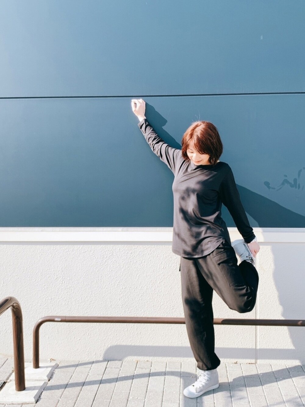 ブラック系のTシャツ/カットソー、ブラック系のカーゴパンツを着用したレディースの夏コーディネートの1枚目の写真