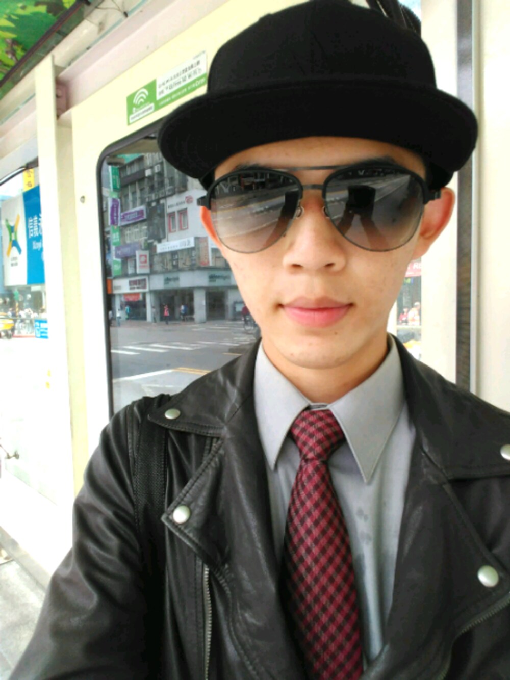 「BIKER、tie、hat、CAP、leather jacket、Sunglasses、aviator、TAIPEI、shirts、Gentleman」｜「ALLSAINTSのアイテム（ライダースジャケット、グレー系）」を使った、J.C.Sさん（メンズ・172cm）の冬コーディネートの1枚目の写真