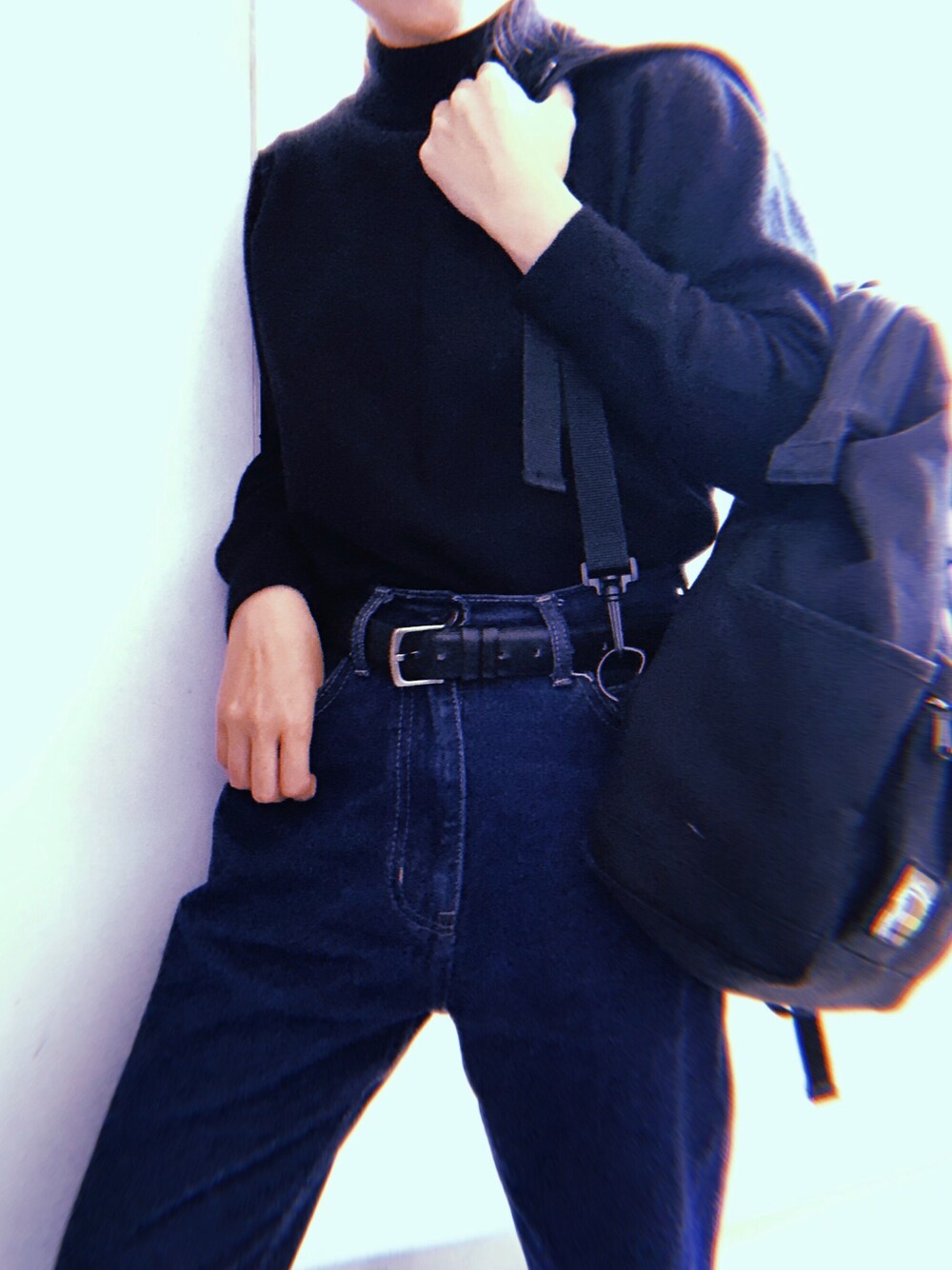 「casual、カジュアル、カジュアルコーデ、黒ニット、リュック、シンプル、シンプルコーデ、デニム、低身長、低身長コーデ」｜「VINTAGEのアイテム（ニット/セーター、ブラック系）」を使った、MIZUKIさん（レディース・145cm）の秋コーディネートの1枚目の写真