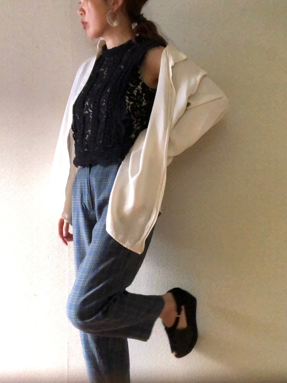 「VINTAGE、大人カジュアル、古着、チビーズ✳︎、チェックパンツ、カーキ×黒、おしゃれさんと繋がりたい、童顔、仕事着、ノースリーブブラウス」｜「VINTAGEのアイテム（その他トップス、ブラック系）」を使った、MIZUKIさん（レディース・149cm）の秋コーディネートの1枚目の写真