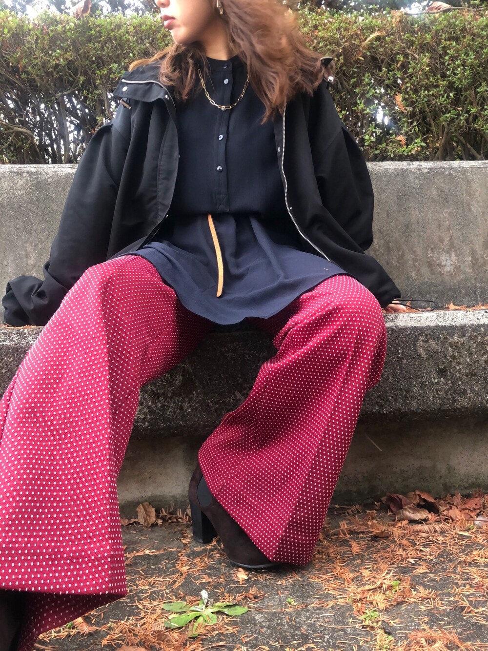 「チビーズ✳︎、おしゃれさんと繋がりたい、古着、低身長、70's、大人カジュアル、フレアパンツ、黒×赤、シャツワンピ、モードカジュアル」｜「VINTAGEのアイテム（スラックス、レッド系）」を使った、MIZUKIさん（レディース・149cm）の冬コーディネートの1枚目の写真
