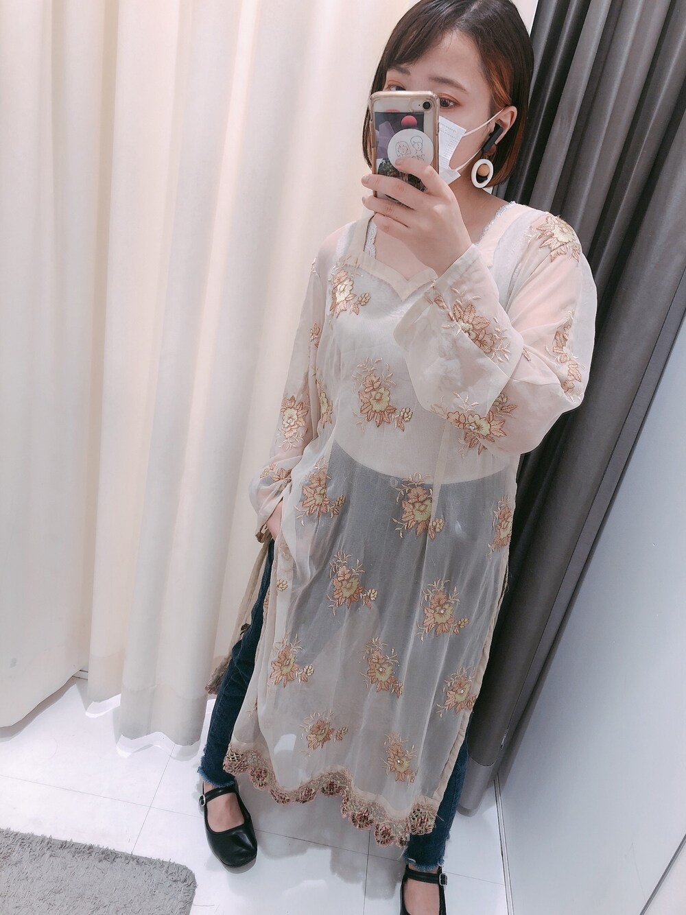 ベージュ系のワンピース/ドレス、ホワイト系のタンクトップ、ブルー系のデニムパンツを着用したレディースの夏コーディネートの1枚目の写真