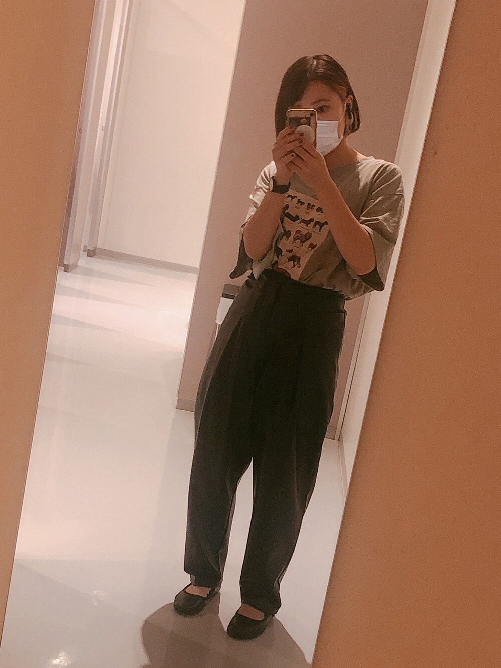 ブラック系のその他パンツ、グレー系のTシャツ/カットソー、ブラック系のバレエシューズを着用したレディースの秋コーディネートの1枚目の写真