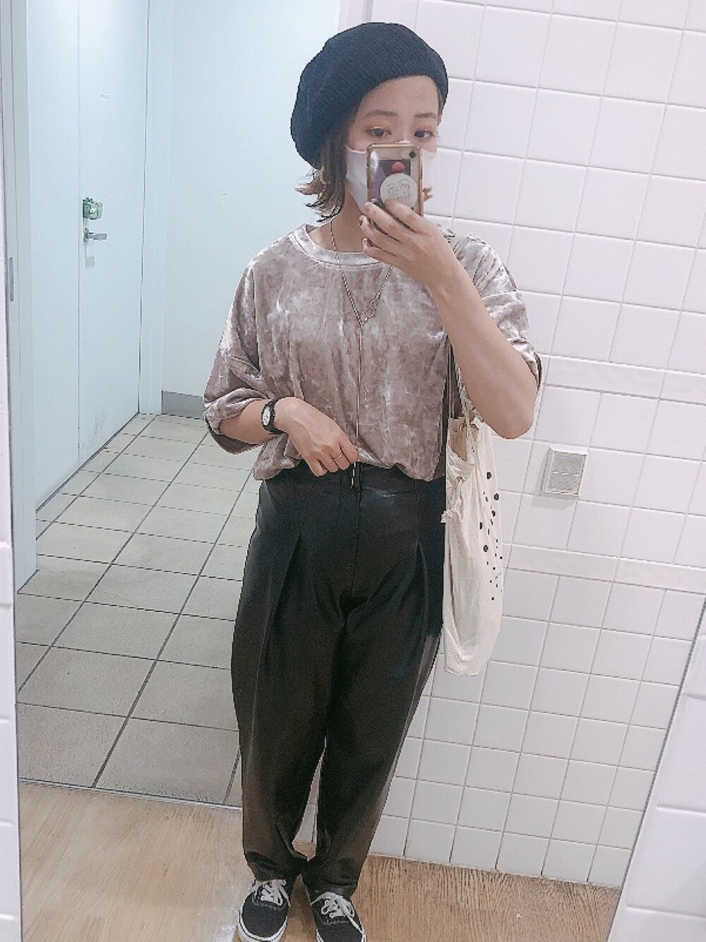 ブラック系のその他パンツ、ベージュ系のTシャツ/カットソー、ブラック系のスニーカーを着用したレディースの秋コーディネートの1枚目の写真