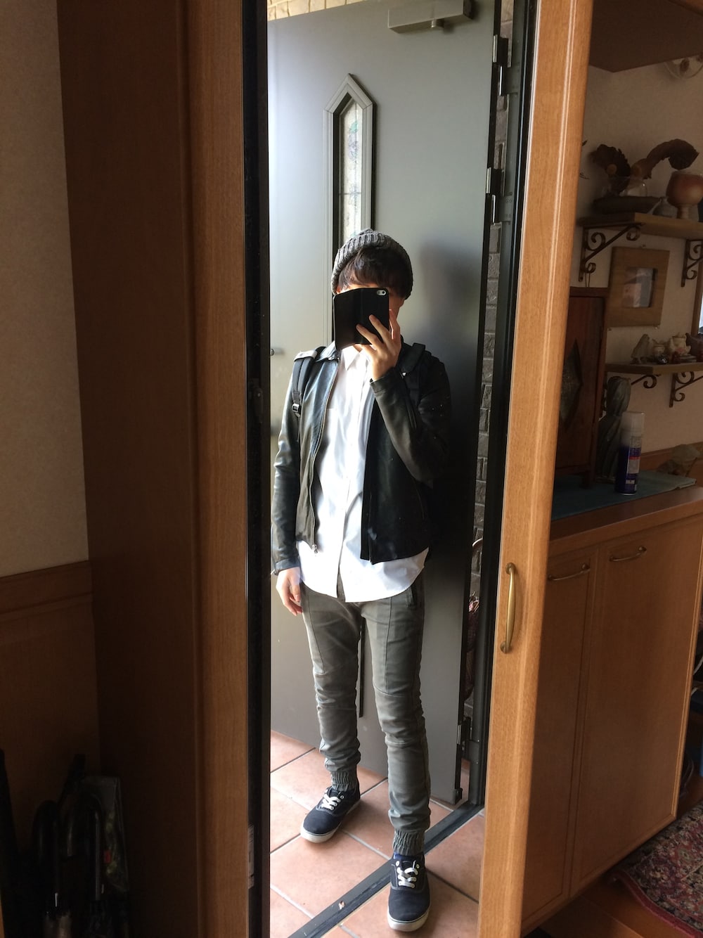 「春コーデ、ライダース、大学生」｜「UNIQLOのドライイージーケアドビーシャツ（半袖）（シャツ/ブラウス、ホワイト系）」を使った、KENさん（メンズ・172cm）の春コーディネートの1枚目の写真