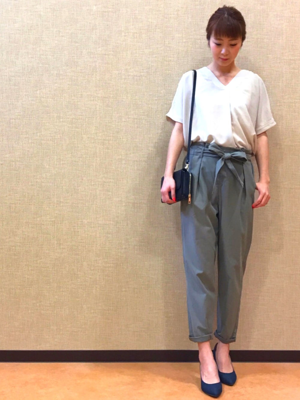 「シンプルコーデ、ブラウス、オトナカジュアル、パンツスタイル、ヒール、パンプス、アースカラー、オトナ女子、できる女風、オフィスカジュアル」｜「DRESKIPのVネックブラウス（シャツ/ブラウス、ベージュ系）」を使った、satomiiiinさん（レディース・166cm）の春コーディネートの1枚目の写真