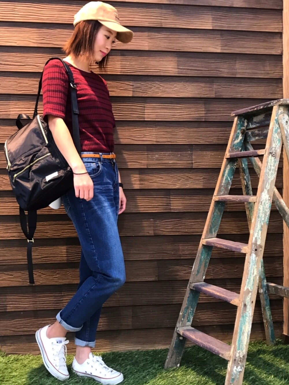 「デニム、ボルドー、キャップ、コンバース、リュック、カジュアル、シンプル、ラフ、ボーダー、キャメル」｜「DRESKIPのスエード調刺しゅうキャップ（キャップ、ベージュ系）」を使った、satomiiiinさん（レディース・166cm）の秋コーディネートの1枚目の写真
