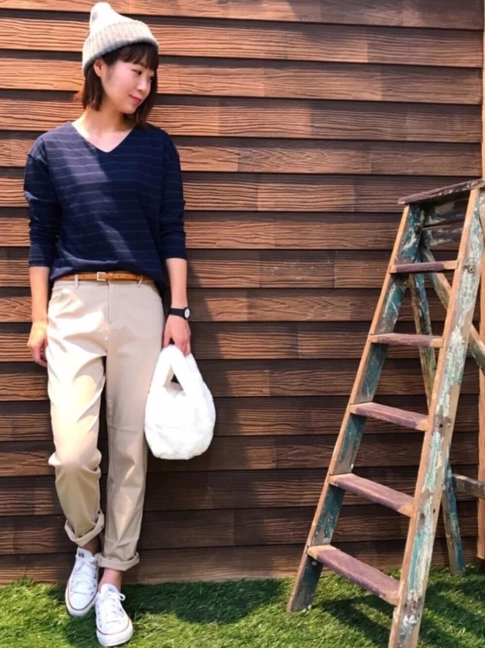 「チノパン、パンツスタイル、ボーダー、スニーカー、コンバース、ニット帽、カジュアル、シンプル、シンプルコーデ、秋のコーデ」｜「SHOO・LA・RUEのリブニットワッチ（ニットキャップ/ビーニー、グレー系）」を使った、satomiiiinさん（レディース・166cm）の秋コーディネートの1枚目の写真