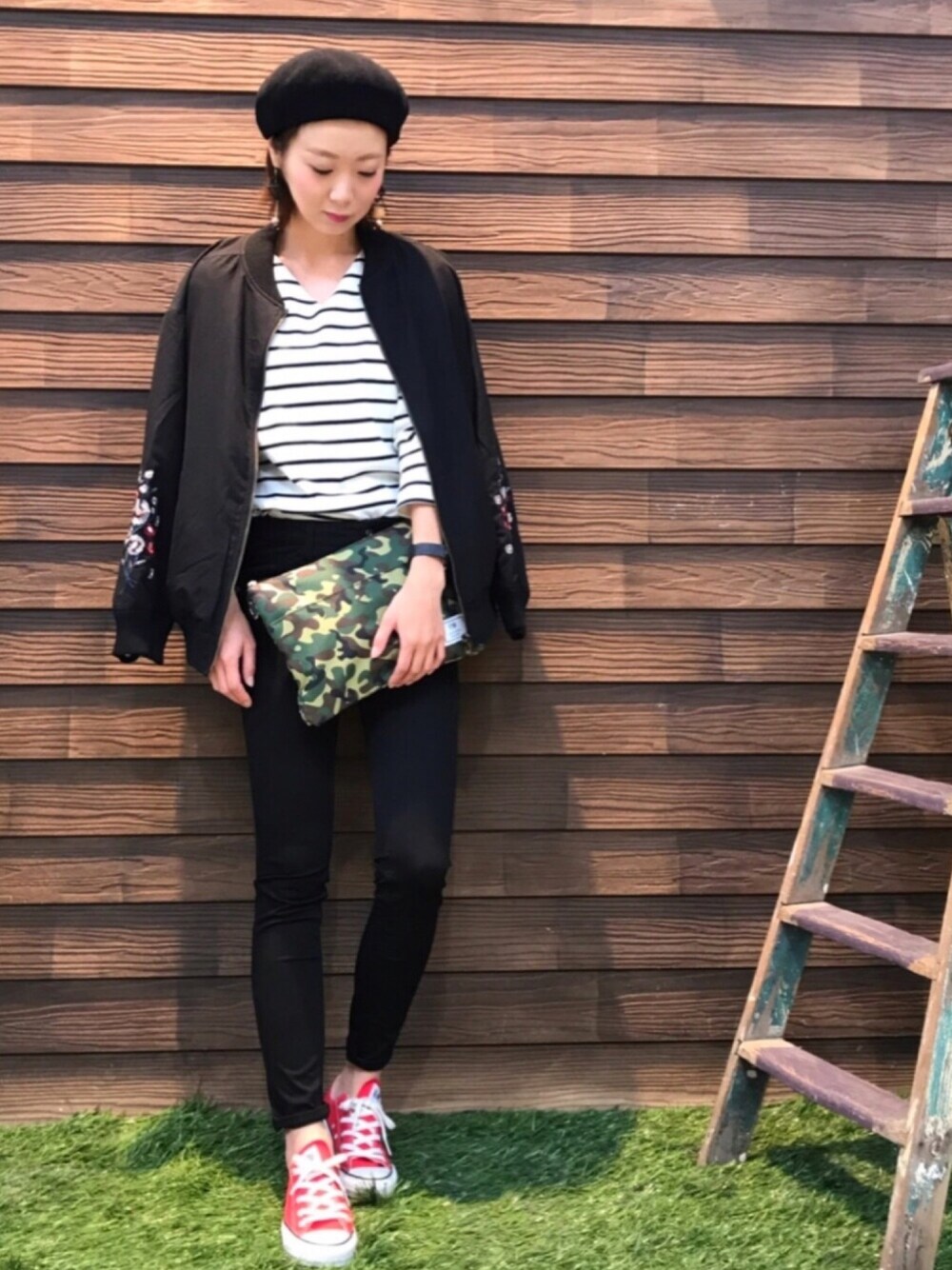 「MA-1、シンプル、パンツスタイル、スキニー、ブラック、ベレー帽、スニーカー、コンバース、赤、メンズライク」｜「DRESKIPのバスクベレー帽（ハンチング/ベレー帽、ブラック系）」を使った、satomiiiinさん（レディース・166cm）の夏コーディネートの1枚目の写真