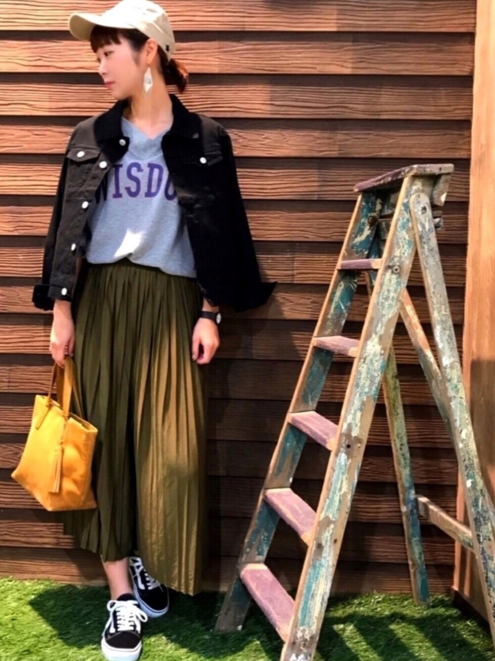 「秋のコーデ、ラフ、VANS、スニーカー、oldskool、キャップ、カジュアル、シンプル、ootd、黒」｜「SHOO・LA・RUEのストレッチデニムジャケット（デニムジャケット、ブラック系）」を使った、satomiiiinさん（レディース・166cm）の秋コーディネートの1枚目の写真