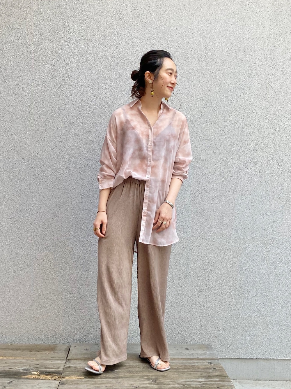 ベージュ系のシャツ/ブラウス、ベージュ系のパンツ、シルバー系のサンダルを着用したレディースの夏コーディネートの1枚目の写真