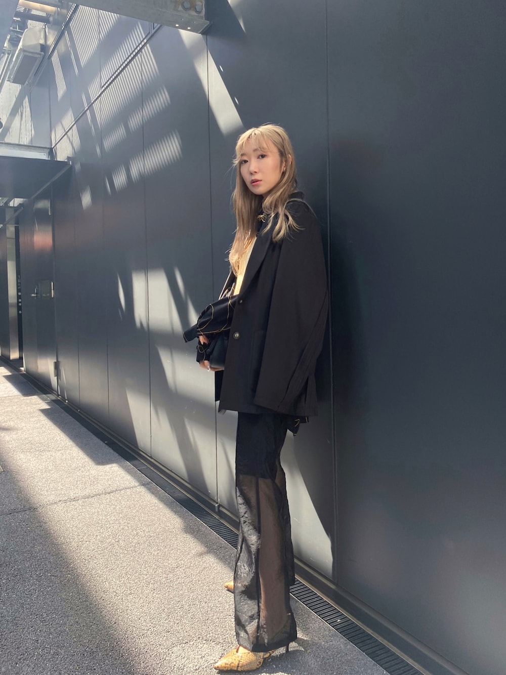 「春、大人カジュアル、シンプル、パンツコーデ、大人女子、着回しコーデ、ラフ、ジャケット、ジャケットスタイル、フォーマル」｜「MAISON SPECIALのアウトシームジャケット【MAISON SPECIAL/メゾンスペシャル】（テーラードジャケット、ブラック系）」を使った、erika amanoさん（レディース・163cm）の春コーディネートの1枚目の写真