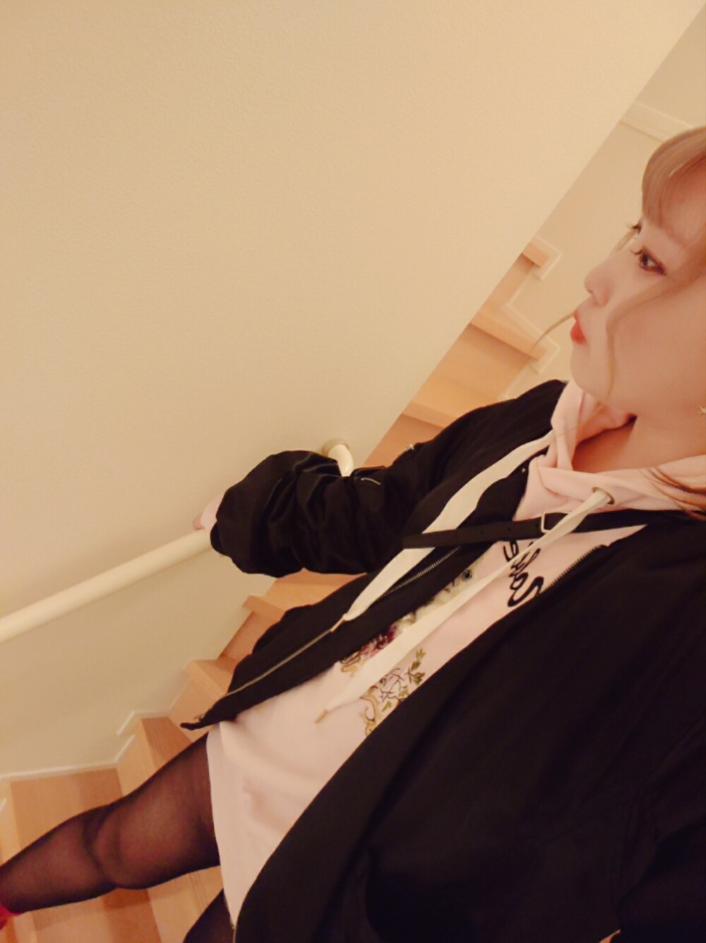 「one spo、Dr.Martens、WC」｜「WCのWC/オーガンジーブルゾン（ブルゾン、ブラック系）」を使った、まりゅさん（レディース・153cm）の春コーディネートの1枚目の写真