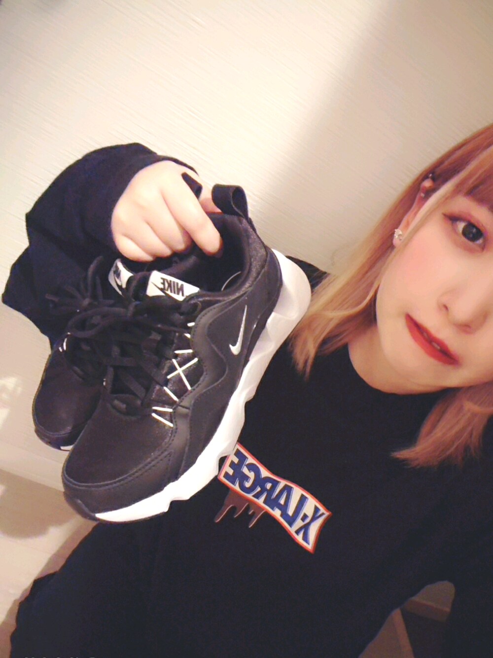 「NIKE、XLARGE」｜「NIKEのナイキ RYZ 365 ウィメンズシューズ / NIKE RYZ 365（スニーカー、ブラック系）」を使った、まりゅさん（レディース・153cm）の春コーディネートの1枚目の写真
