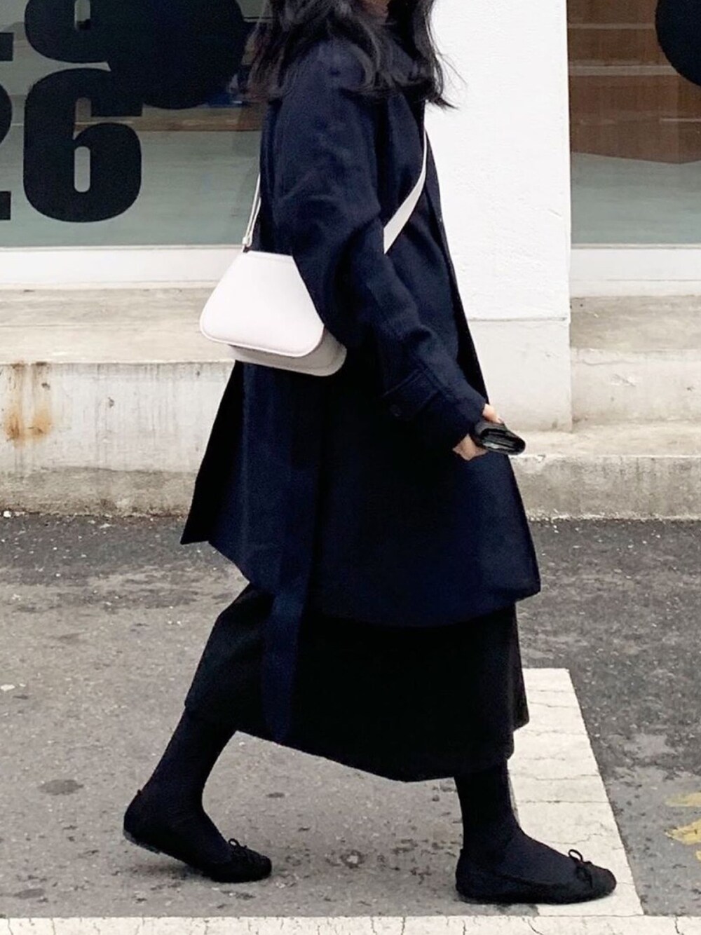 「韓国、韓国ファッション、ソウル、ootd」｜「JW Andersonのアイテム（ダウンジャケット/コート、ブルー系）」を使った、yunさん（レディース・157cm）の冬コーディネートの1枚目の写真