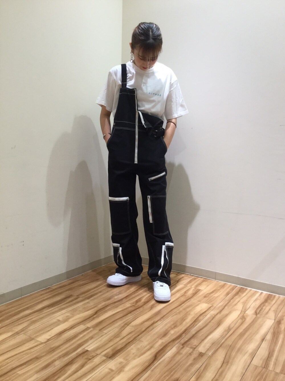 「エックスガール、x-girl、ストリートコーデ、オーバーオール、ティーシャツ、ootd、おしゃれさんと繋がりたい」｜「X-girlのTIGER S/S TEE（Tシャツ/カットソー、ホワイト系）」を使った、haRukaさん（レディース・164cm）の夏コーディネートの1枚目の写真