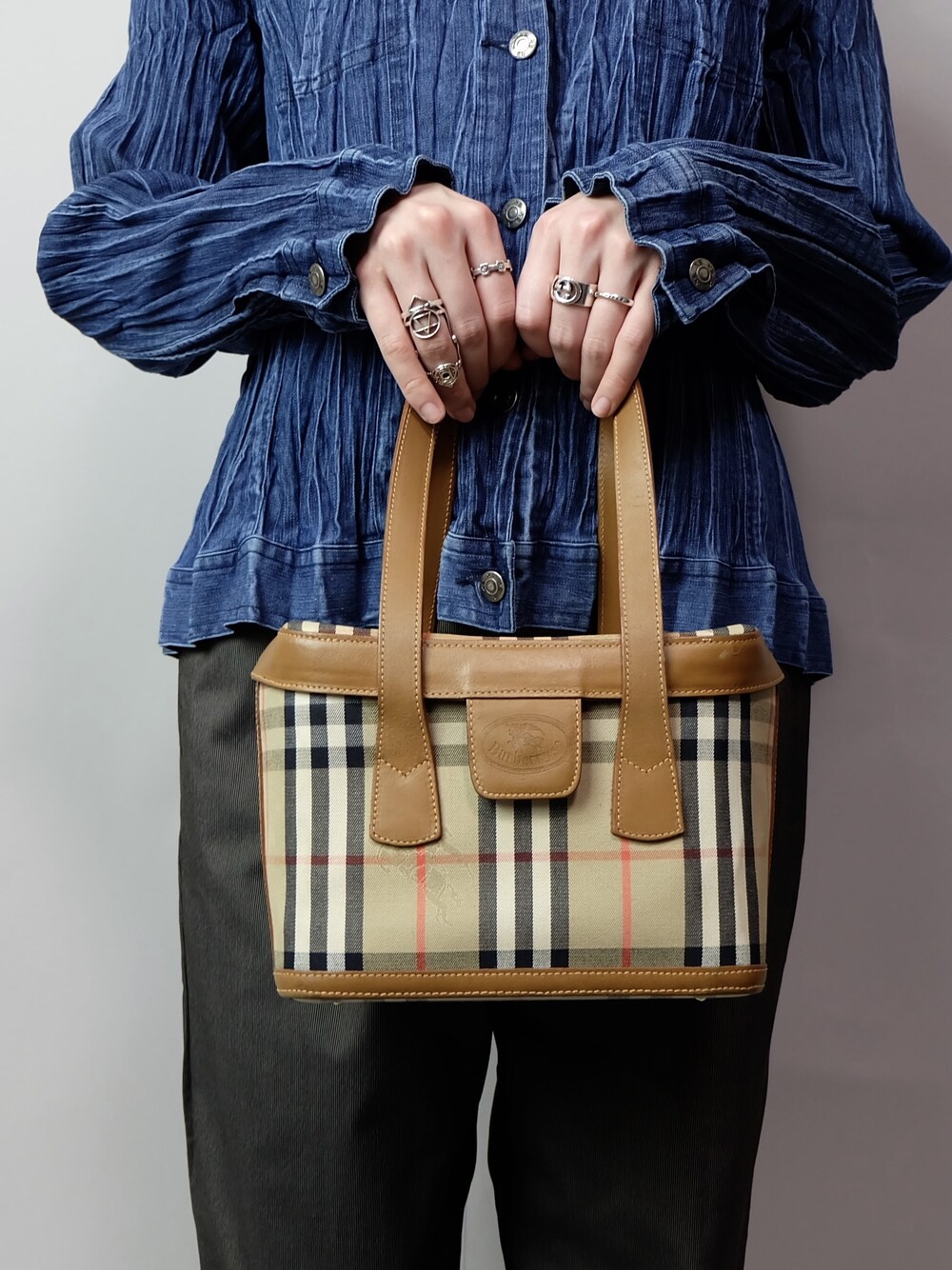 「VINTAGE、バーバリー、burberry、ノバチェック」｜「BURBERRYのVintage Burberry Bag（ボストンバッグ、ベージュ系）」を使った、champletokyoさん（レディース・158cm）の春コーディネートの1枚目の写真