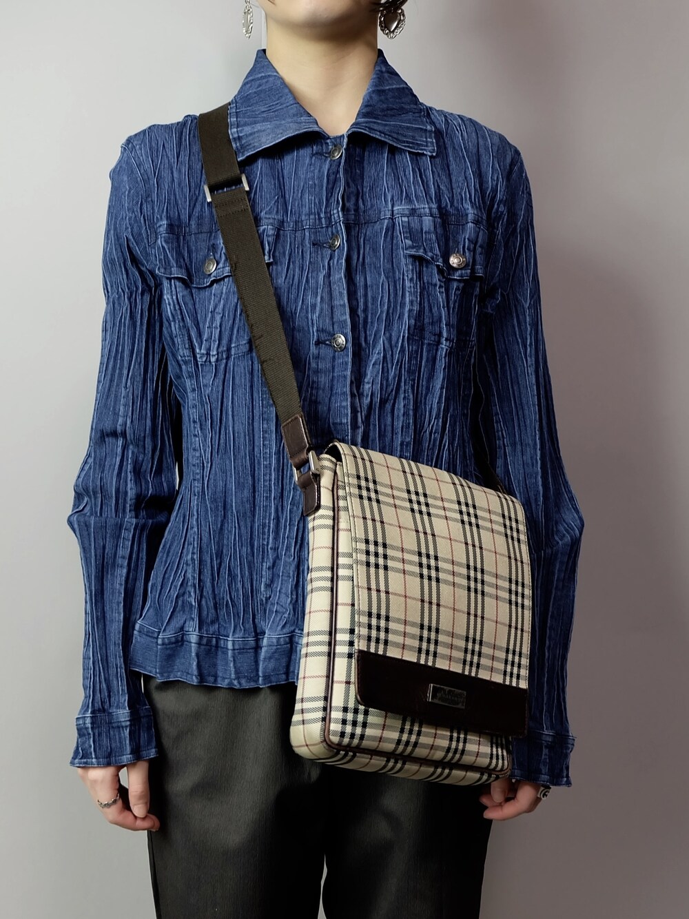 「古着、VINTAGE、バーバリー、burberry、サコッシュ」｜「BURBERRYのVintage  Burberry bag（ショルダーバッグ、ベージュ系）」を使った、champletokyoさん（レディース・158cm）の春コーディネートの1枚目の写真