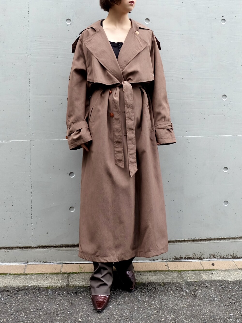 「古着、トレンチコート、VINTAGE、トレンチ、古着MIX、古着コーデ」｜「vintage trench coat（トレンチコート、ブラウン系）」を使った、champletokyoさん（レディース・158cm）の春コーディネートの1枚目の写真