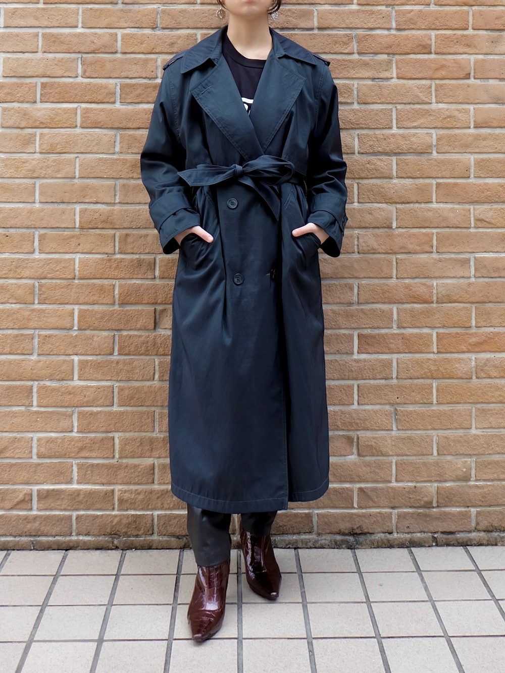「vintage trench coat（トレンチコート、グリーン系）」を使った、champletokyoさん（レディース・158cm）の春コーディネートの1枚目の写真