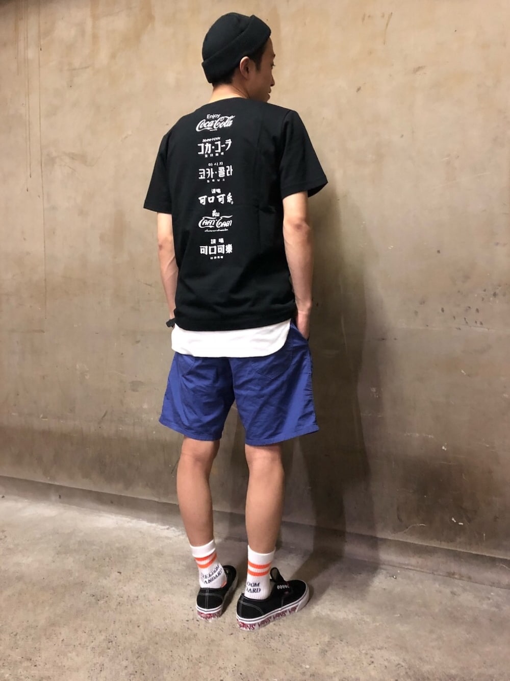 「Tシャツ、ラフ、スポーツミックス、スニーカー、ロゴT、コカコーラ、VANS、ショートパンツ、レイヤードスタイル」｜「NANO universeのアイテム（Tシャツ/カットソー、ブラック系）」を使った、nano・universe 名鉄 STAFFさん（メンズ・170cm）の夏コーディネートの1枚目の写真