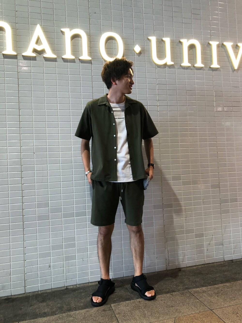 「夏コーデ、シンプルコーデ、カジュアルコーデ、休日スタイル、白Tシャツ、セットアップ、カーキ、サンダル、teva、おしゃれさんと繋がりたい」｜「LET IT RIDEのLet it Ride/別注　エンブロイダリーＴ－ＳＨ（Tシャツ/カットソー、ホワイト系）」を使った、nano・universe 名鉄 STAFFさん（メンズ・177cm）の夏コーディネートの1枚目の写真