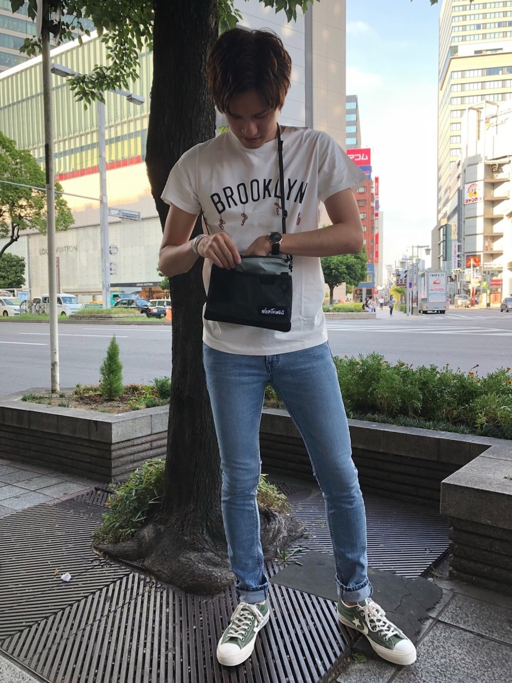 「デニム、コンバース、ロゴT、シンプル、スニーカーコーデ、ナノユニバース、白Tシャツ、Tシャツ×デニム、サコッシュ、おしゃれさんと繋がりたい」｜「LeeのLee/別注ＮＥＷ　ＳＫＩＮＮＹ　ＤＥＮＩＭ（デニムパンツ、ブルー系）」を使った、nano・universe 名鉄 STAFFさん（メンズ・178cm）の夏コーディネートの1枚目の写真