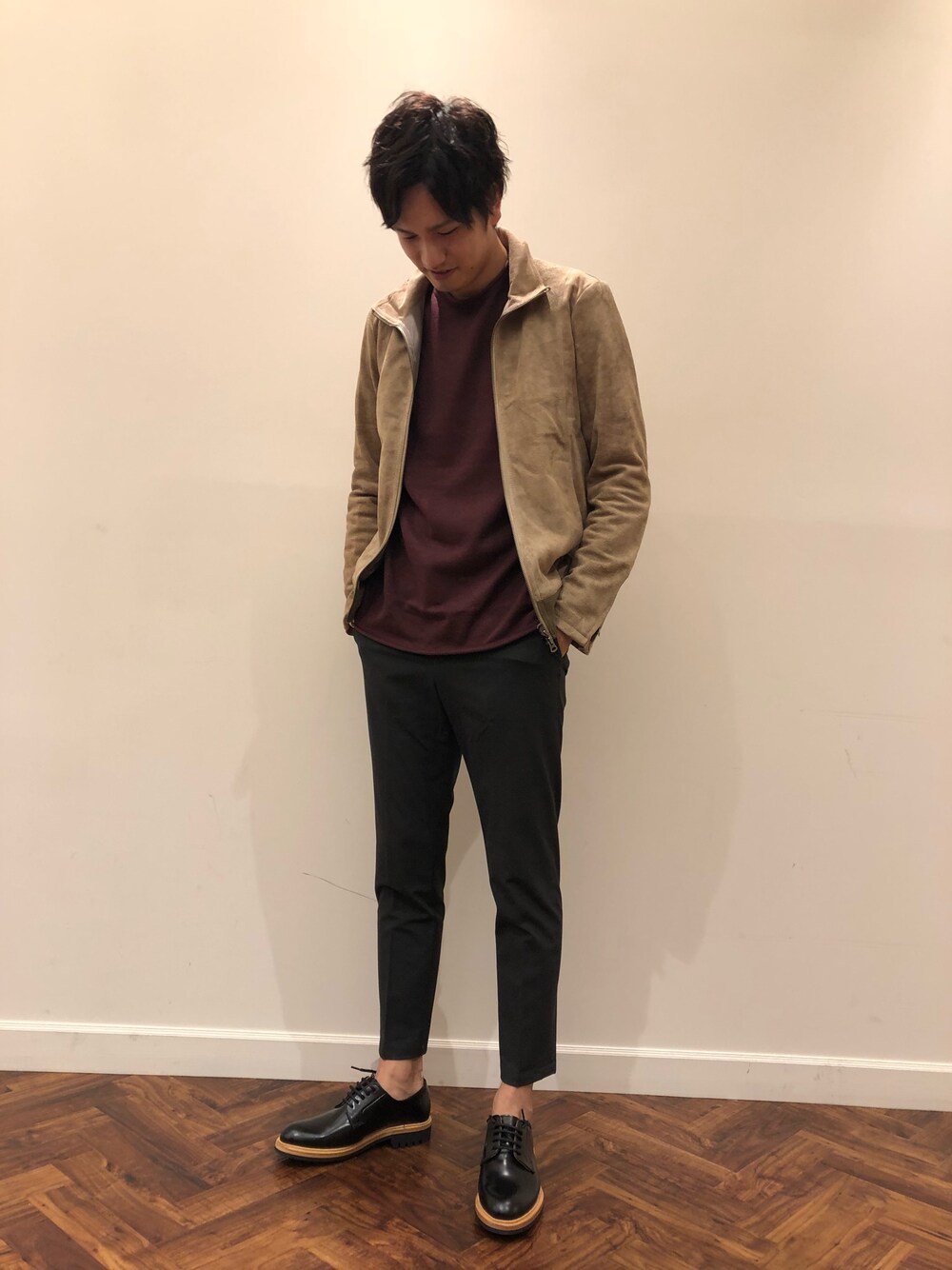 「秋のコーデ、秋服、shama、スラックス、革靴、休日スタイル、ベージュ、ボルドー、シンプルコーデ、カジュアル」｜「NANO universeのアクリルコットンロールネックニット（ニット/セーター、レッド系）」を使った、nano・universe 名鉄 STAFFさん（メンズ・177cm）の秋コーディネートの1枚目の写真