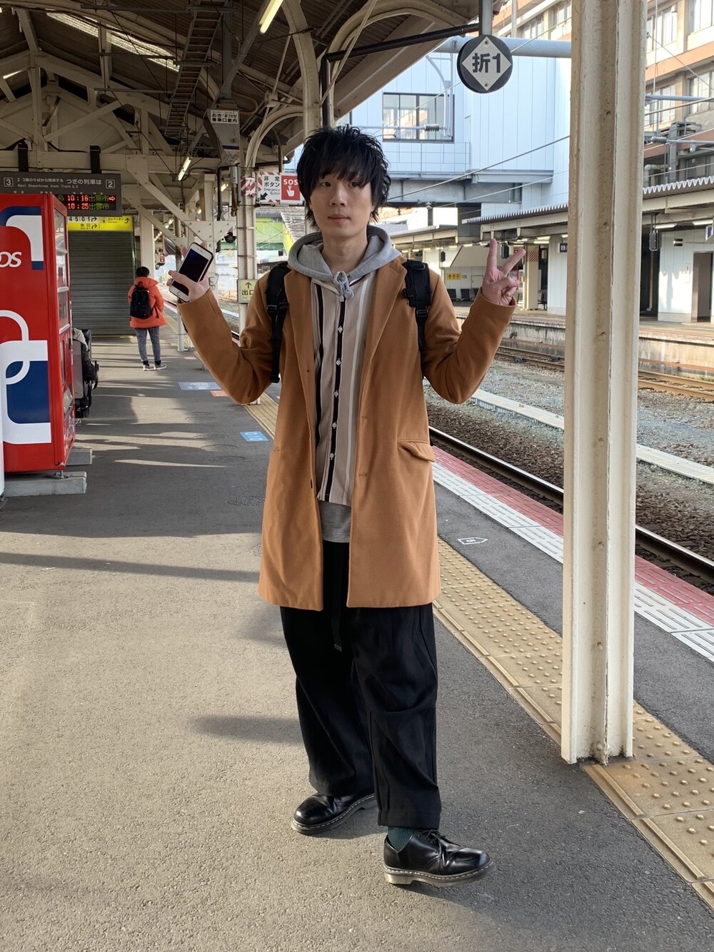 「winter、MONO-MART、Wide Pants、Dr.Martens、coat」｜「MONO-MARTのシャギーメルトンチェスターコート(MONO-MART)（チェスターコート、イエロー系）」を使った、idaさん（メンズ・177cm）の冬コーディネートの1枚目の写真