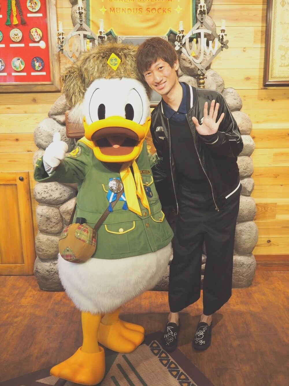 ブラック系のブルゾン、ブルー系のニット/セーター、ブルー系のシャツ/ブラウスを着用したメンズの春コーディネートの1枚目の写真