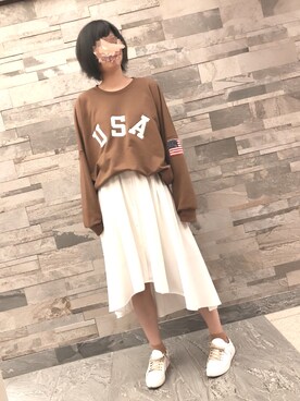 「白スカート」｜「アイテム（スウェット）」を使った、Mio®︎さん（レディース・170cm）の春コーディネート