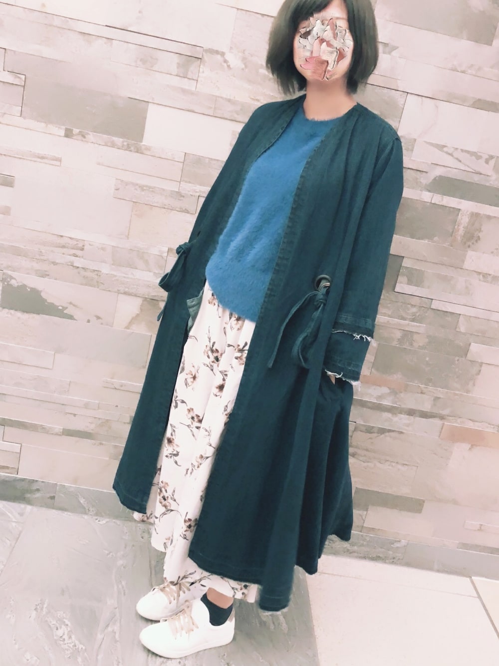 ブルー系のデニムジャケット、ブルー系のニット/セーター、ホワイト系のその他パンツを着用したレディースの春コーディネートの1枚目の写真