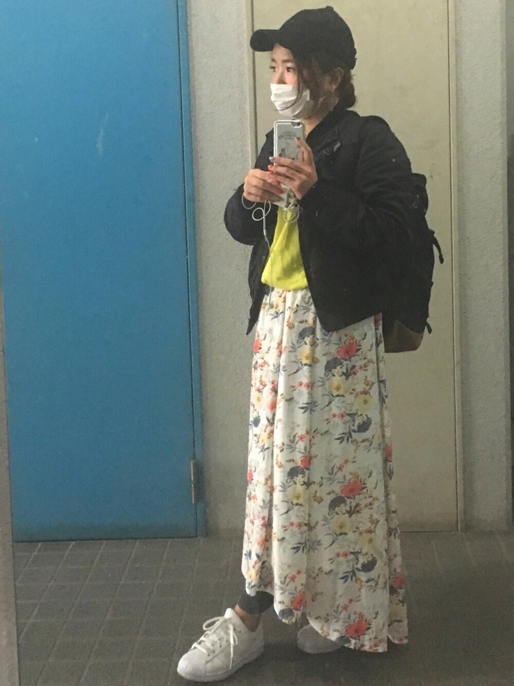 「春コーデ、ラクチンコーデ、花柄、adidas、superstar、休日スタイル、ベルイエロー、美女と野獣キャンペーン」｜「N.（N. Natural Beauty Basic）のサマーコーデュロイキャップ（キャップ、ブラック系）」を使った、ponさん（レディース・154cm）の春コーディネートの1枚目の写真