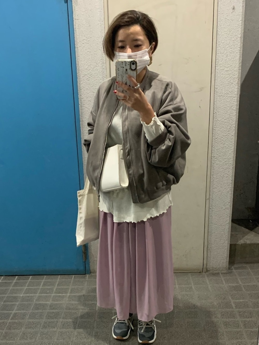 「春、シンプルコーデ、無地党、休日スタイル、ロングスカート、スニーカー、NIKE、dholic、低身長」｜「ZARAのアイテム（ブルゾン、グレー系）」を使った、ponさん（レディース・154cm）の冬コーディネートの1枚目の写真