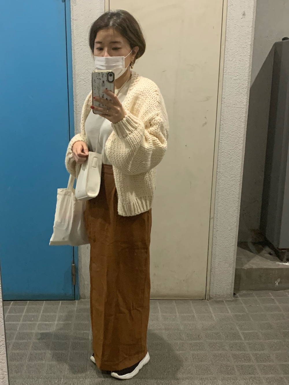 「カジュアル、スニーカー、大人女子、ロングスカート、低身長」｜「CANAL JEANのRED CHOP WORKS(レッドチョップワークス) ローゲージショート丈ニットカーディガン（カーディガン/ボレロ、ホワイト系）」を使った、ponさん（レディース・154cm）の春コーディネートの1枚目の写真