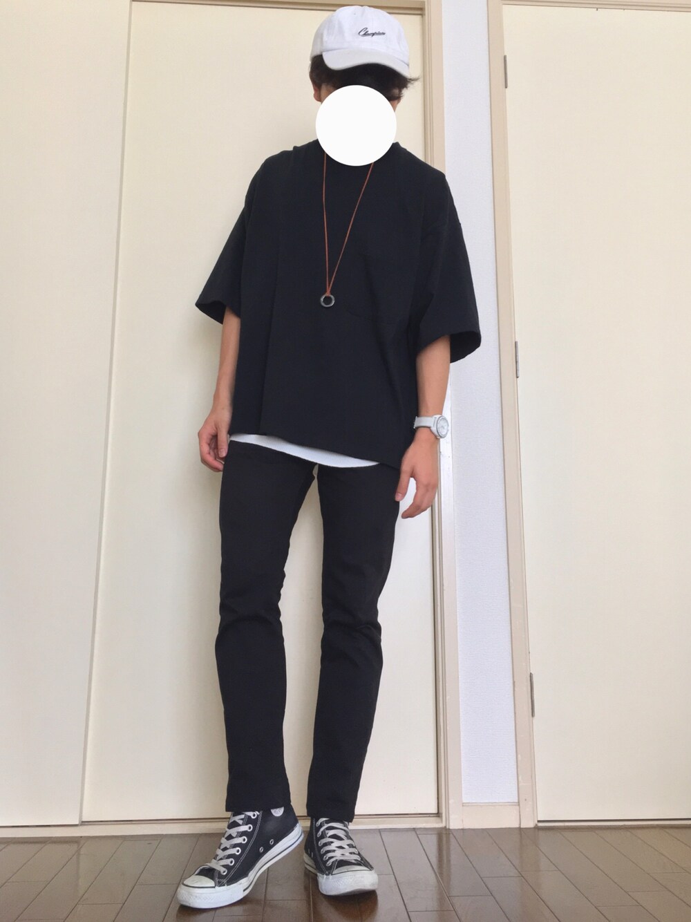 ブラック系のTシャツ/カットソー、ホワイト系のタンクトップ、ブラック系のデニムパンツを着用したメンズの夏コーディネートの1枚目の写真
