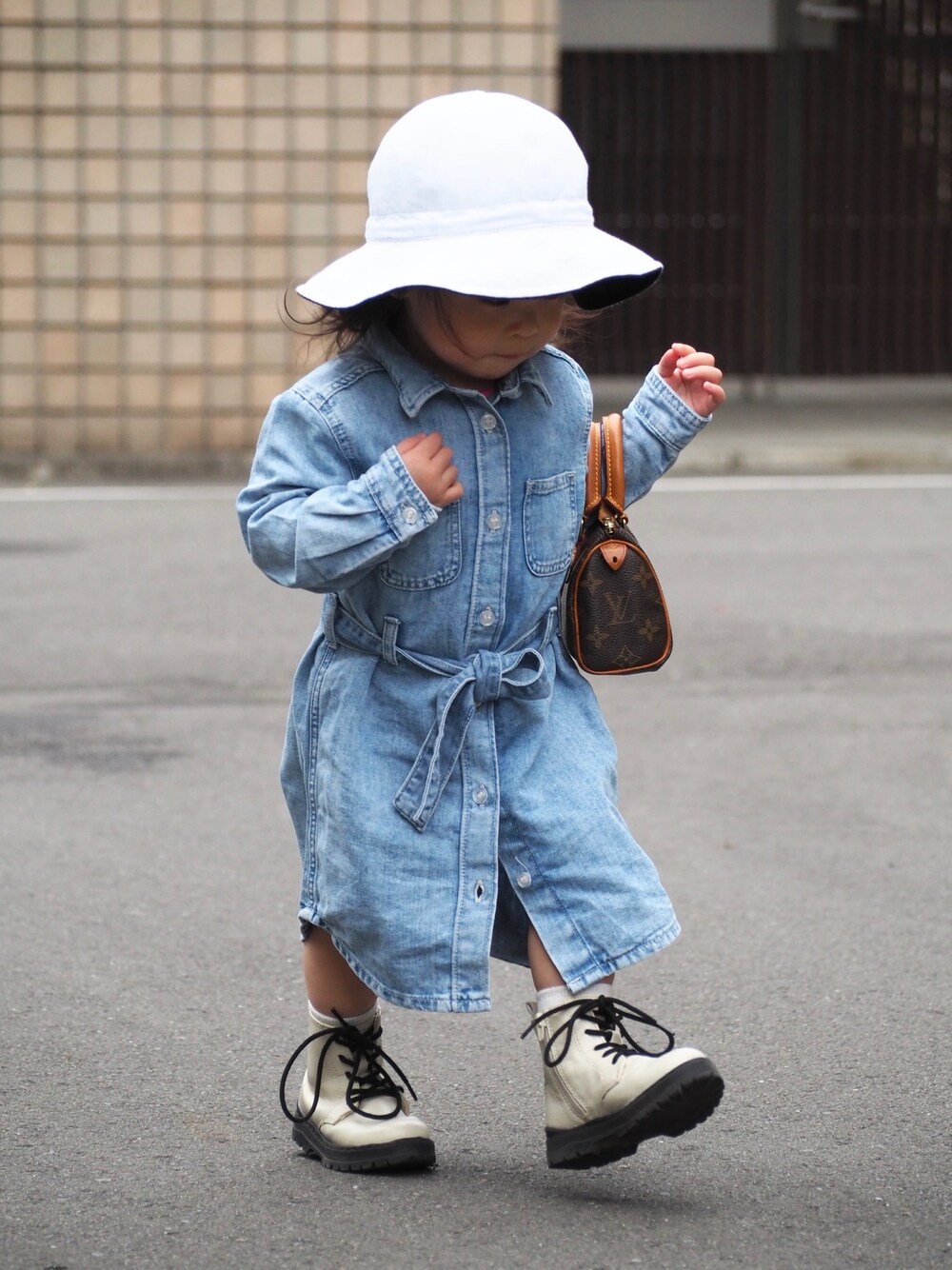 「女の子、ベビーコーデ、デニムコーデ、デニム、ベビーファッション、１歳８ヶ月、1歳、キッズコーデ、ワンピース、ラクチンコーデ」｜「H&Mのアイテム（シャツワンピース、ブルー系）」を使った、yurikichiさん（キッズ・80cm）の春コーディネートの1枚目の写真