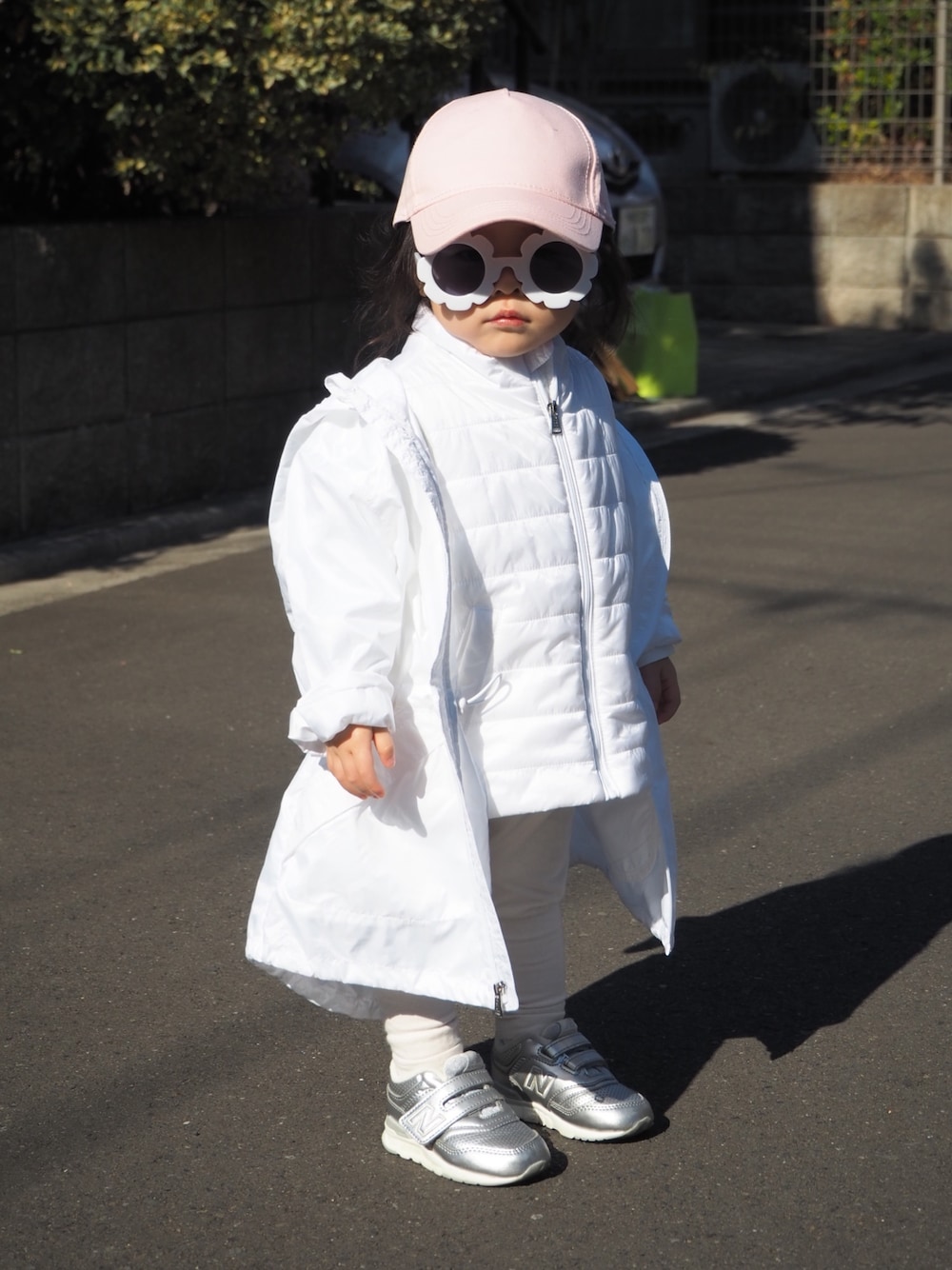 「女の子、1歳、１歳８ヶ月、ベビーコーデ、ベビー、キッズコーデ、キッズファッション、ラルフローレン、ニューバランス」｜「RALPH LAURENのアイテム（モッズコート、ホワイト系）」を使った、yurikichiさん（キッズ・80cm）の春コーディネートの1枚目の写真