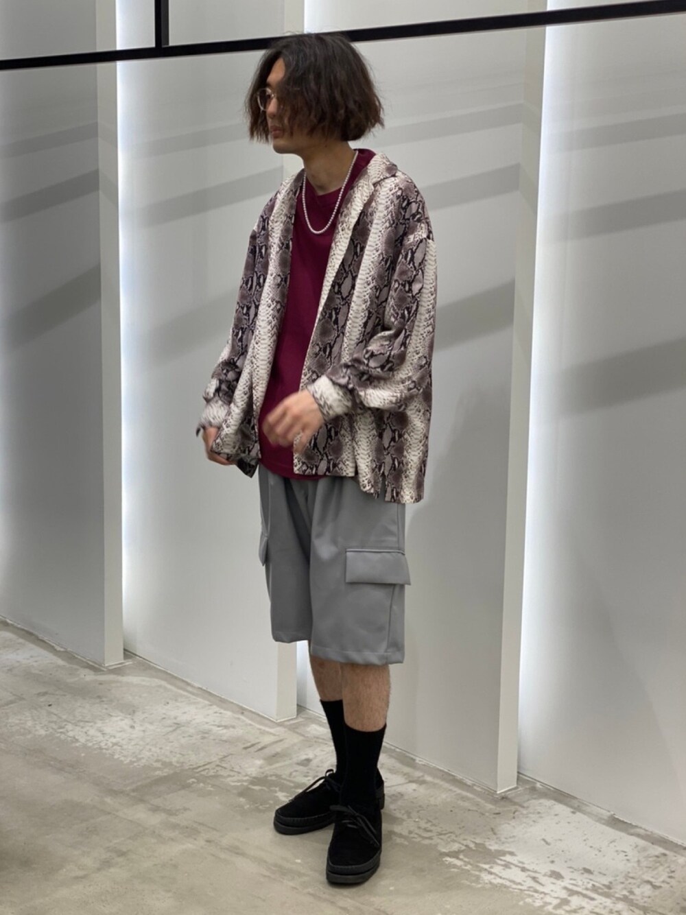 「柄シャツ、パールネックレス、レザーショーツ、ショーツ、春夏コーデ、ビックシルエット」｜「URBAN RESEARCHのURBAN RESEARCH iD　オープンカラーバルーンスリーブシャツ（シャツ/ブラウス、その他）」を使った、新村優樹さん（メンズ・177cm）の春コーディネートの1枚目の写真