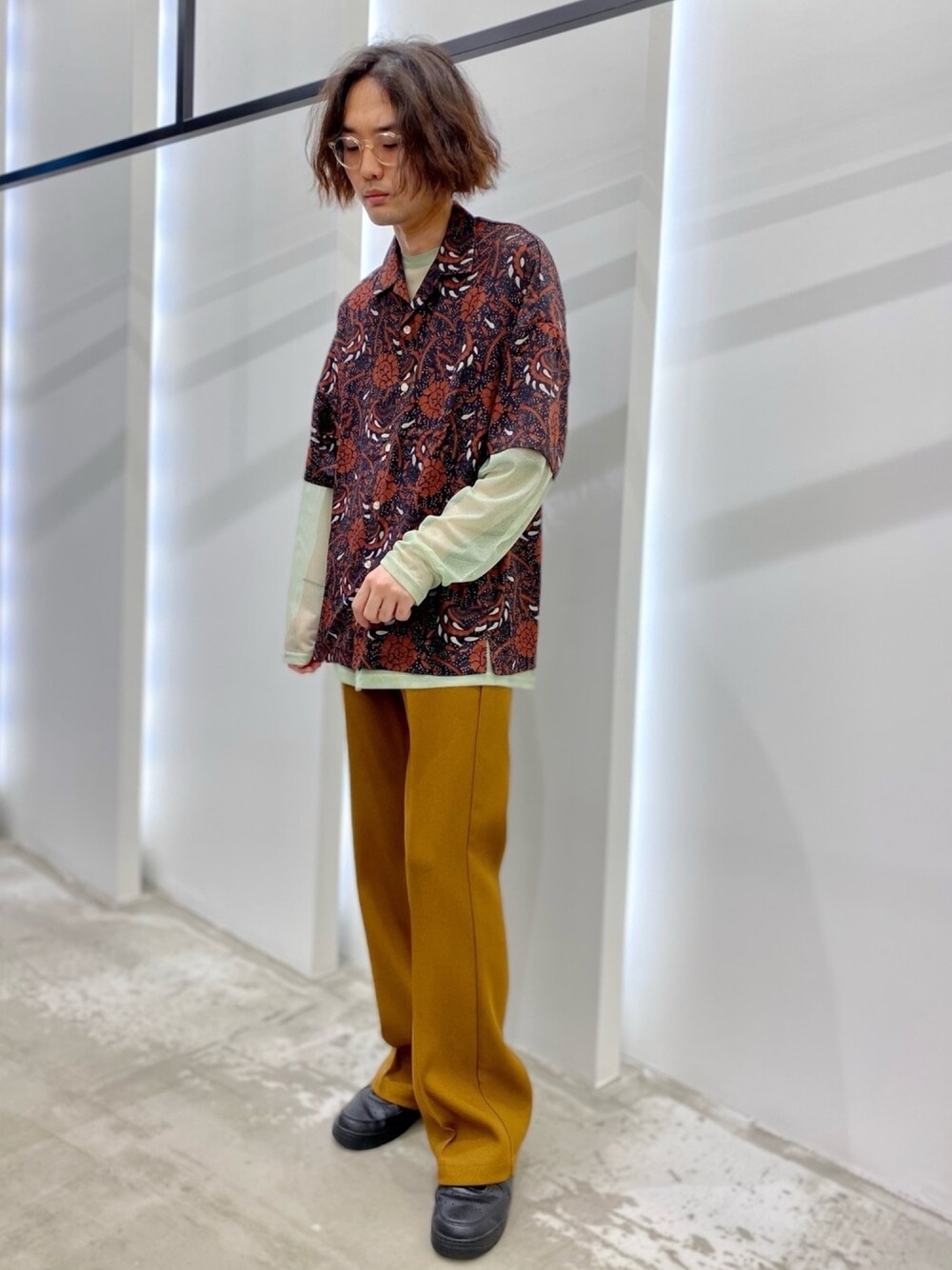 「休日コーデ、大人カジュアル、これが私をアゲる服、古着コーデ、DAIRIKU、柄シャツ、レイヤードスタイル」｜「URBAN RESEARCHのURBAN RESEARCH iD　PRINT OPEN COLLAR SHIRTS（シャツ/ブラウス、その他）」を使った、新村優樹さん（メンズ・177cm）の春コーディネートの1枚目の写真